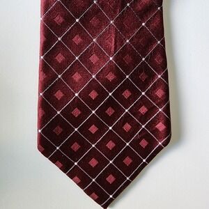 Geoffrey Beene Neck Tie 100% Silk Burgandy Designer Office Corporate Work 4"